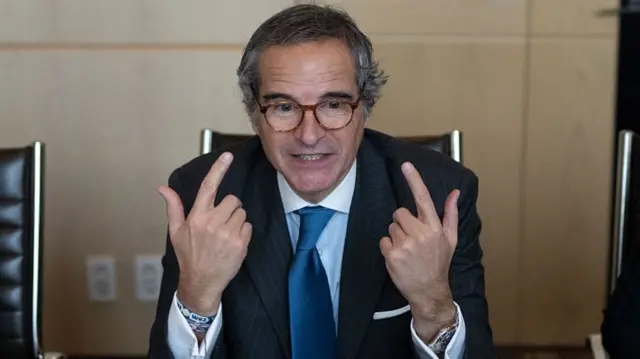 رافائل گروسی، مدیر آژانس بین‌المللی انرژی اتمی با کت طوسی و کراوات آبی و عینک