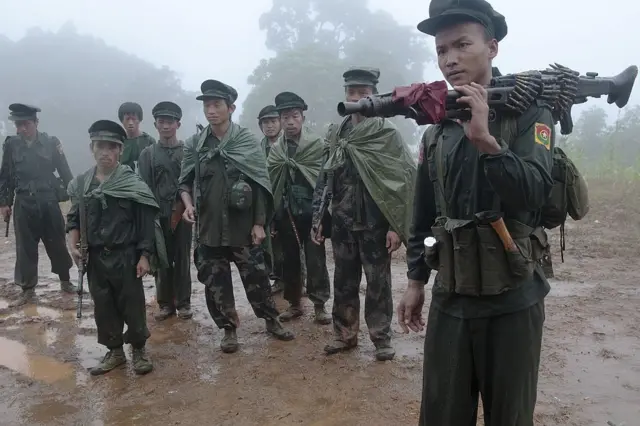 ကချင်လွတ်လပ်ရေးတပ်-KIA တပ်ဖွဲ့ဝင်တွေ (ပုံဟောင်း)