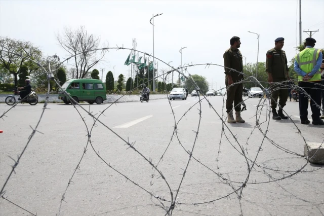 ኢስላማባድ መንገድ ላይ የተቀመጠ ማገጃ