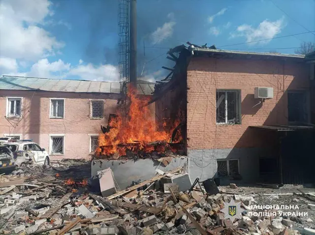 Пожар в двухэтажном доме, на переднем плане — обломки.