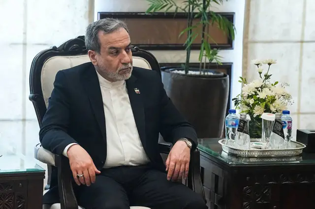 وزير الخارجية الإيراني عباس عراقجي أثناء لقائه رئيس الوزراء الباكستاني محمد شهباز شريف على هامش محادثات إسلام آباد، بالعاصمة الباكستانية إسلام آباد في في 11 أبريل/ نيسان عام 2026.