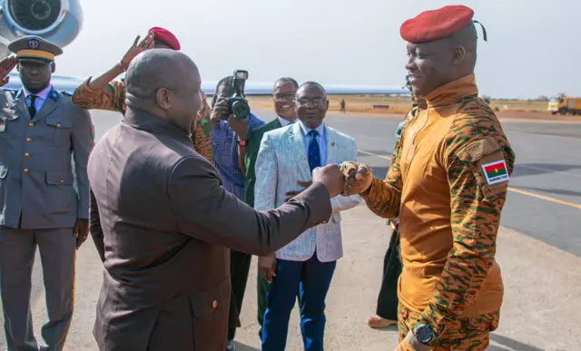 Ndayishimiye yakiriwe na mugenziwe Traoré ku kibuga c'indege mpuzamakungu ca Ouagadougou