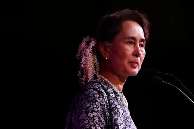 ၂၀၁၈ ခုနှစ်မှာ စင်ကာပူနိုင်ငံမှာကျင်းပတဲ့ အာဆီယံထိပ်သီးညီလာခံမှာတွေ့ရတဲ့ နိုင်ငံတော် အတိုင်ပင်ခံပုဂ္ဂိုလ် ဒေါ်အောင်ဆန်းစုကြည်