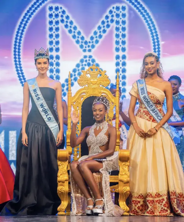 Patricia Ian hagati ya Miss World na Miss Africa bamwambitse ikamba