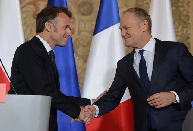 الرئيس الفرنسي إيمانويل ماكرون أثناء مؤتمر صحفي مشترك مع رئيس الوزراء البولندي في 20 20 أبريل/نيسان 2026.