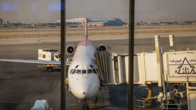 طائرة بيضاء في مطار مهرآباد في طهران