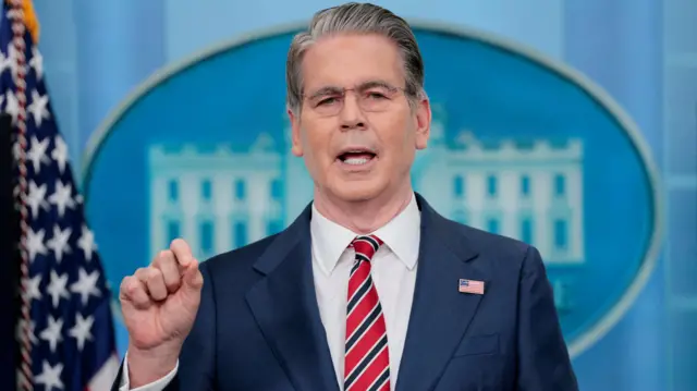 اسکات بسنت، وزیر دارایی آمریکا با کت آبی و کراوات راه‌راه قرمز