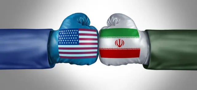 قبضتين متقابلتين؛ إحداهما تحمل العلم الإيراني على اليمين، والأخرى تحمل العلم الأمريكي على اليسار