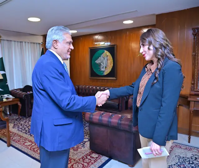 اسحاق ڈار، نیٹلی بیکر