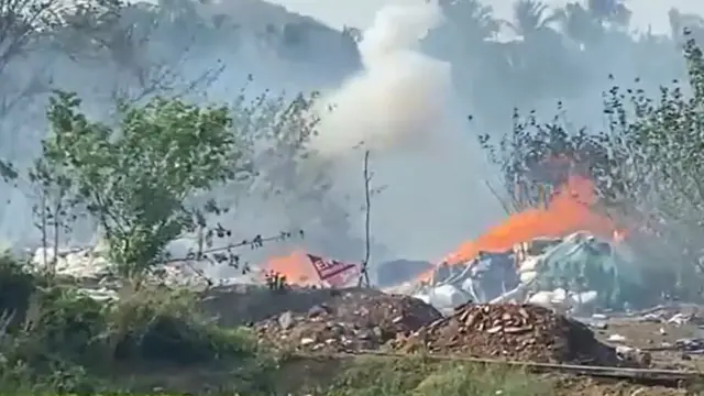 केरल के त्रिशूर में एक पटाखा फ़ैक्ट्री में विस्फ़ोट के बाद आग लग गई
