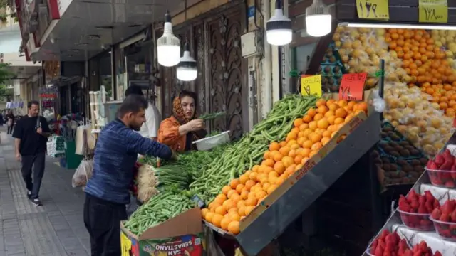 تضاعفت أسعار المواد الغذائية في إيران خلال العام الماضي