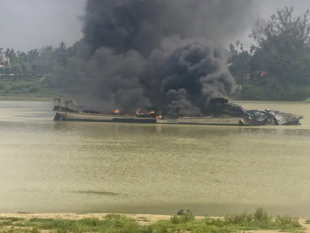 ဧပြီ ၂၁ ရက် နေ့လယ် ၂ နာရီအထိ မီးလောင်ကျွမ်းနေတဲ့ မြင်ကွင်း