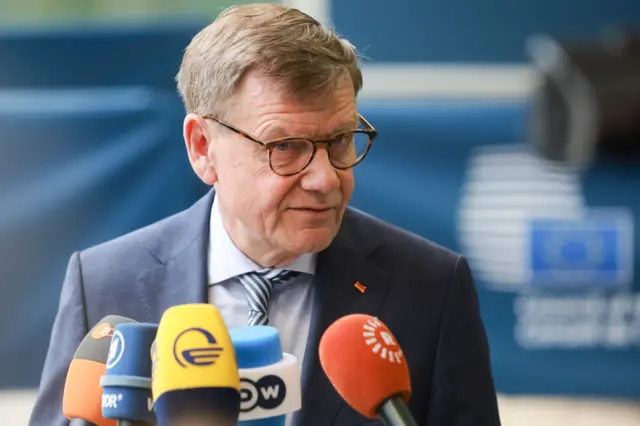 وزير الخارجية الألماني يوهان فاديفول يتحدث إلى وسائل الإعلام لدى وصوله إلى اجتماع مجلس الشؤون الخارجية في مدينة لوكسمبورغ، لوكسمبورغ، في 21 أبريل 2026.