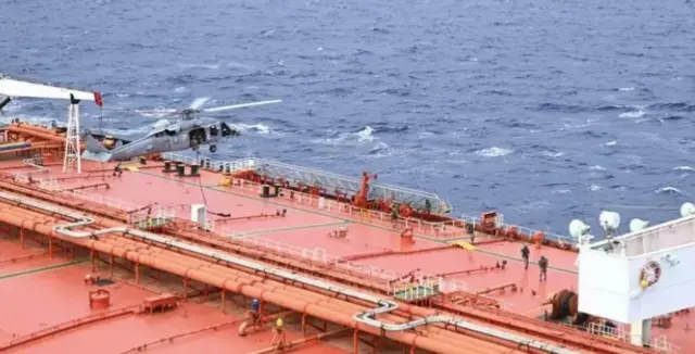 ifoto igaragaza kajugujugu y'Amerika igwa ku bwato