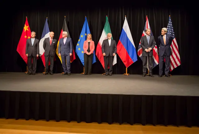 وزير الخارجية الصيني (من اليسار إلى اليمين) وانغ يي، ووزير الخارجية الفرنسي لوران فابيوس، ووزير الخارجية الألماني فرانك-فالتر شتاينماير، والممثلة العليا للاتحاد الأوروبي للشؤون الخارجية والسياسة الأمنية فيديريكا موغيريني، ووزير الخارجية الإيراني محمد جواد ظريف، ووزير الخارجية البريطاني فيليب هاموند، ووزير الخارجية الأمريكي جون كيري، يلتقطون صورة تذكارية بعد الجلسة الأخيرة من مفاوضات مجموعة الدول الثلاث (الولايات المتحدة، والمملكة المتحدة، وفرنسا، والصين، وروسيا، وألمانيا) في ١٤ يوليو/تموز ٢٠١٥ في فيينا، النمسا. وقد توصلت ست قوى عالمية، هي الولايات المتحدة، والمملكة المتحدة، وفرنسا، والصين، وروسيا، وألمانيا، إلى اتفاق مع إيران بشأن الحد من أنشطتها النووية.