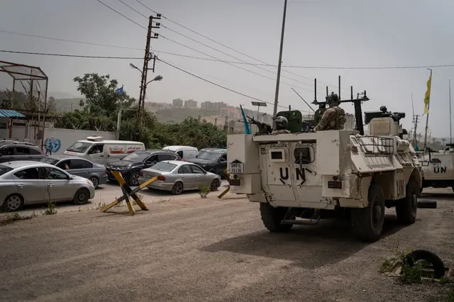 مركبات وفيها جنود يتبعون لقوات اليونيفيل قرب جسر يستخدمه مواطنون من جنوب لبنان