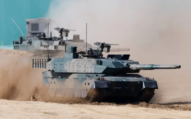 Ibifaru bya Type 10 biri mu myitozo ya gisirikare mu Buyapani mu ntangiriro z'uyu mwaka