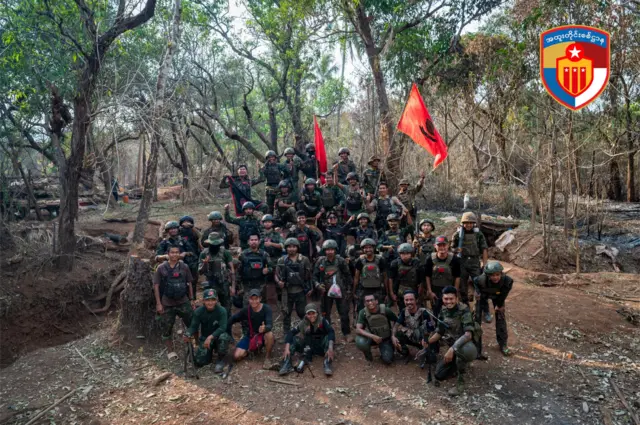 မွန်ပြည်နယ်၊ ဘီးလင်းမြို့နယ်ထဲက ဝင်းက စစ်စခန်းကို သိမ်းပြီးတဲ့နောက်မှာ မြင်ရတဲ့ KNLA/PDF ပူးပေါင်းအဖွဲ့တွေ