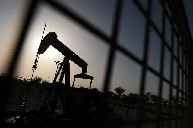 مضخة نفط تعمل في حقل نفط تديره شركة نفط البحرين (بابكو) في عوالي، البحرين