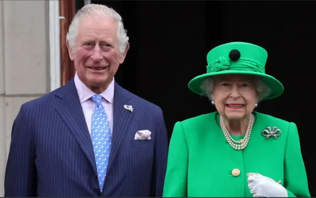 Umwami Charles III yambaye ikote ry’ubururu bwijimye harimoImirongo ndetse nishati y’iroza , naho Umwamikazi Elizabeth yambaye imyenda n’ingofero biri mu ibara ry’icyatsi kibisi