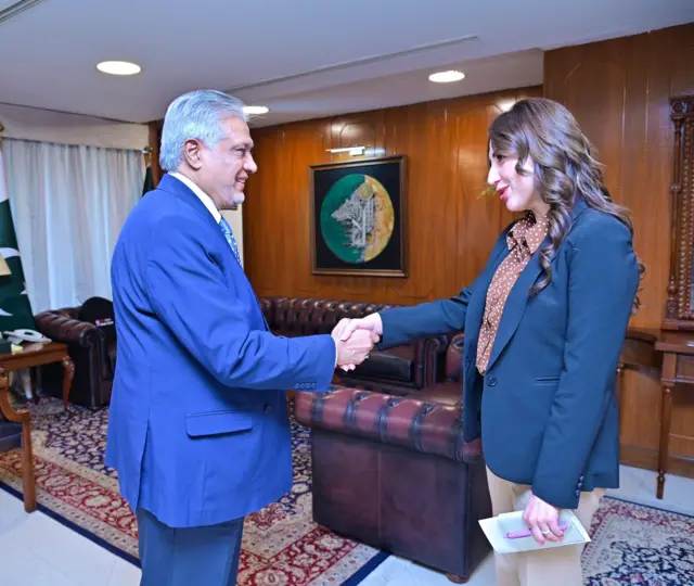 ناتالی بیکر، کاردار سفارت آمریکا، و محمد اسحاق دار، وزیر خارجه پاکستان