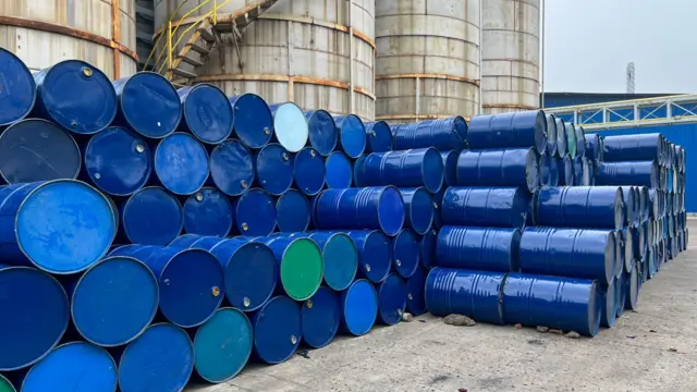 بشکه‌های آبی نفت در محوطه پالایشگاه