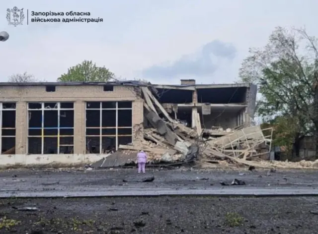 Разрушенное здание в Новониколаевке