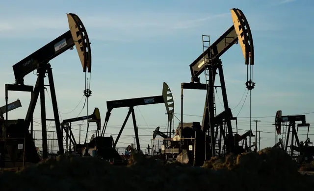 مضخات نفط في حقل بيلريدج النفطي بالقرب من ماكيتريك، كاليفورنيا>