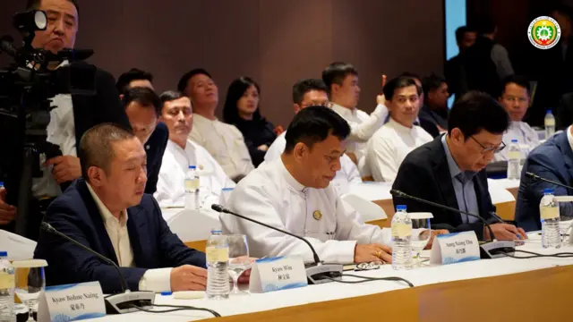 ဧပြီ ၂၀ ရက် ရန်ကုန်မြို့ က မစ္စတာ ရွှီကျင့် နဲ့ တွေ့ဆုံမှုမှာ တွေ့ရတဲ့ MCITP ဥက္ကဋ္ဌ ဦးကျော်ဝင်း၊ ရန်ကုန်တိုင်းဝန်ကြီးချုပ် ဦးအောင်နိုင်သူ