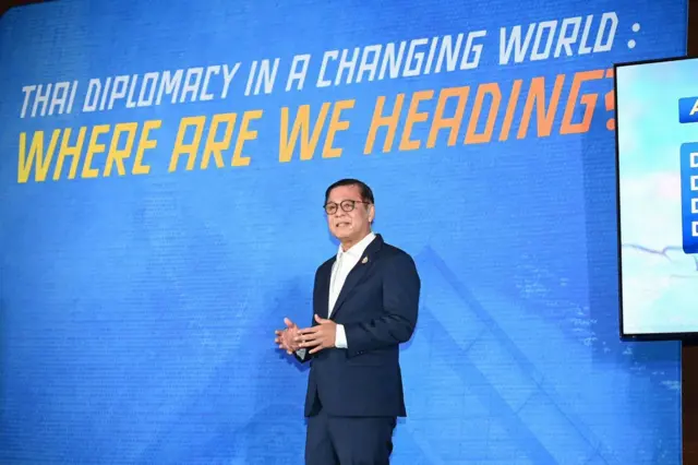 ပြောင်းလဲနေတဲ့ကမ္ဘာမှာ ထိုင်းနိုင်ငံရဲ့သံခင်းတမန်ခင်း ဘယ်ကို ဦးဆောင်နေမလဲဆိုတာကို နိုင်ငံတကာ မီဒီယာတွေကို ရှင်းပြတဲ့ပွဲမှာ မြင်တွေ့ရတဲ့ ထိုင်းနိုင်ငံခြားရေးဝန်ကြီး ဆီဟာဆတ်