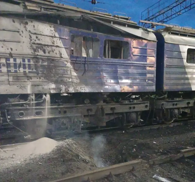 Попавший под удар электровоз на станции в Запорожье