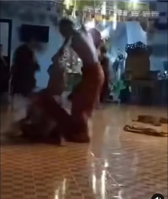 ကျောင်းထိုင်ဘုန်းကြီးက သာမဏေငယ်ကို ရိုက်နှက်နေတဲ့ မြင်ကွင်း