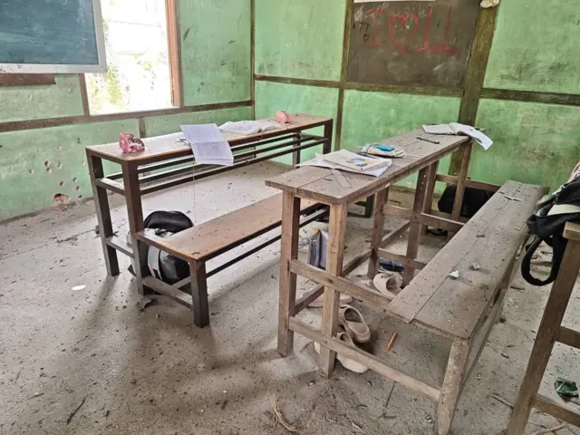 ဗုံးကျကွဲပြီးနောက် တွေ့ရတဲ့ စာသင်ခန်းမြင်ကွင်း