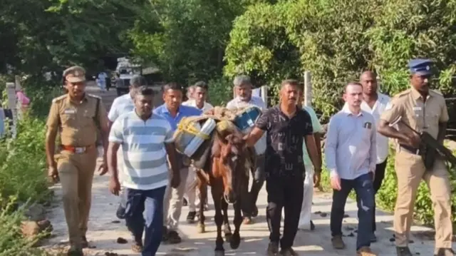 தேனி மாவட்டத்தில் உள்ள வாக்குச்சாவடியில் குதிரை மூலம் எடுத்து செல்லப்பட்ட வாக்குப்பதிவு இயந்திரங்கள்