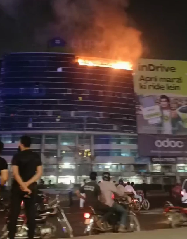 لاہور کے بِگ سٹی ٹاور میں آگ لگنے کے بعد آپریشن جاری