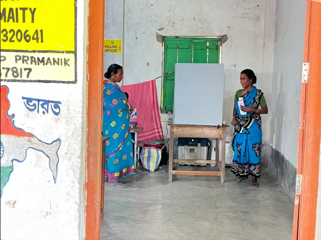 নন্দীগামের একটি ভোটকেন্দ্রে দুজন নারী ভোটার