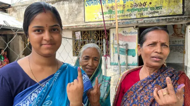 ভোট দেওয়ার পর আঙুলে অমোচনীয় কালি দেখাচ্ছেন তিনজন নারী ভোটার