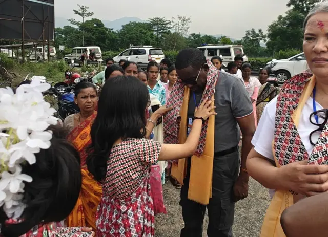 কার্শিয়াং-এর একটি বুথে বিদেশি পর্যবেক্ষকদের স্বাগত জানানো হচ্ছে