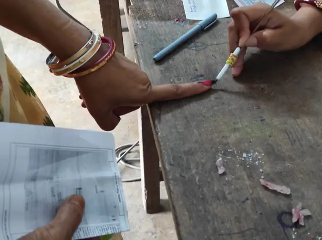 মুর্শিদাবাদ জেলার একটি ভোটকেন্দ্রে ভোটারের আঙুলে কালির দাগ দেওয়া হচ্ছে