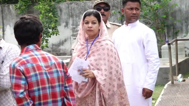 ভোটকেন্দ্রে মৌসম নূর