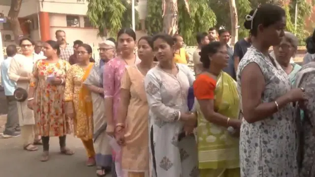 அசன்சோலில் உள்ள வாக்குச்சாவடிகளுக்கு வெளியே பெண் வாக்காளர்கள் வரிசையில் நிற்கின்றனர்.