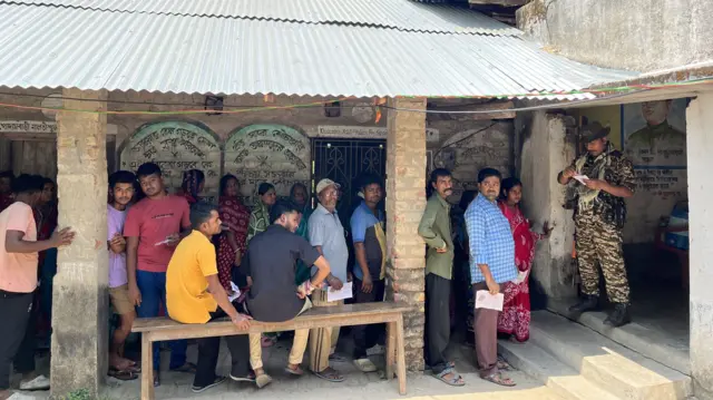 পূর্ব মেদিনীপুরের একটি কেন্দ্রে চলছে ভোটগ্রহণ