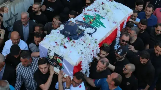 لبنان: اسرائیلی حملے میں ہلاک ہونے والی صحافی کی آخری رسومات میں ہزاروں افراد کی شرکت