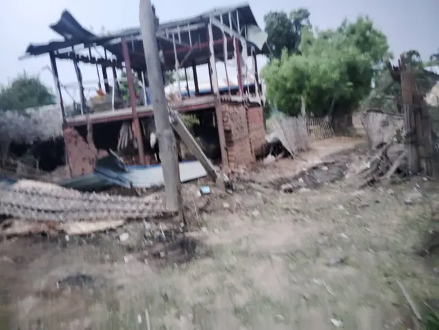 ဧပြီ ၂၂ ရက်က လေကြောင်းဗုံးကျလို့ ထိခိုက်ပျက်စီးခဲ့တဲ့ နေအိမ်တွေထဲက တစ်ခု