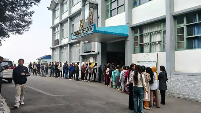 দার্জিলিংয়ের একটি ভোট কেন্দ্রের বাইরে ভোটারদের লাইন পড়েছে সকাল থেকে