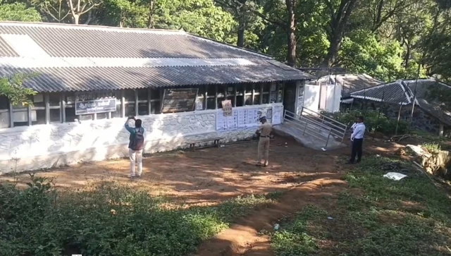 மலைப்பகுதியில் அமைக்கப்பட்டுள்ள வாக்குச்சாவடி