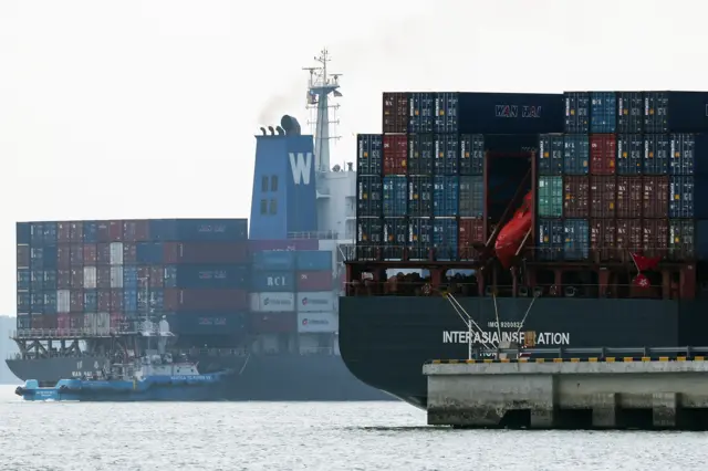 کشتی‌های بارگیری شده درتنگه هرمز