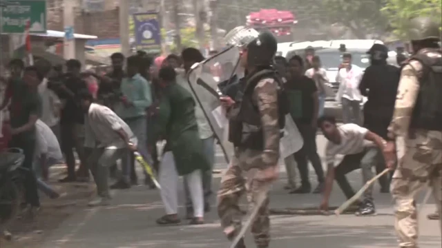 সংঘর্ষ থামাতে রাস্তায় সশস্ত্র পুলিশ বাহিনী