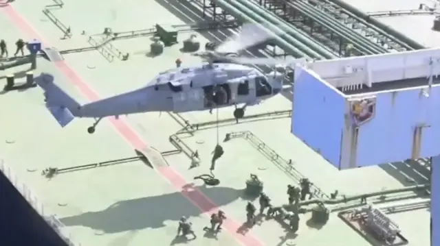 Amashusho yerekanye amasirikare bamanukira ku migozi bava muri kajugujugu binjira ku bwato butwaye ibyo bitoro.