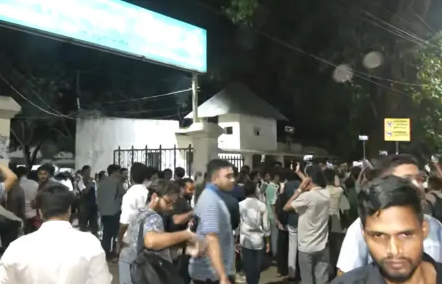 শাহবাগ থানার সামনে অবস্থান নিয়ে নানা স্লোগন দেন ছাত্রদলের নেতাকর্মীরা